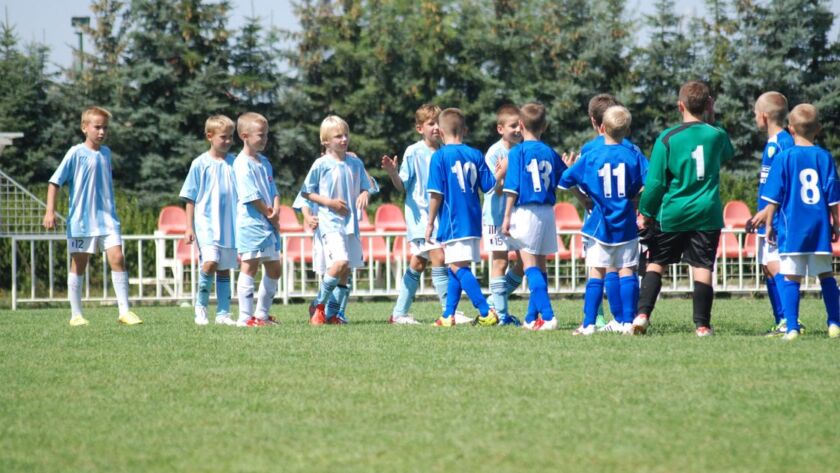 futbolda yedek kalan çocuk