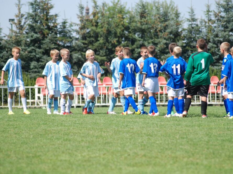 futbolda yedek kalan çocuk