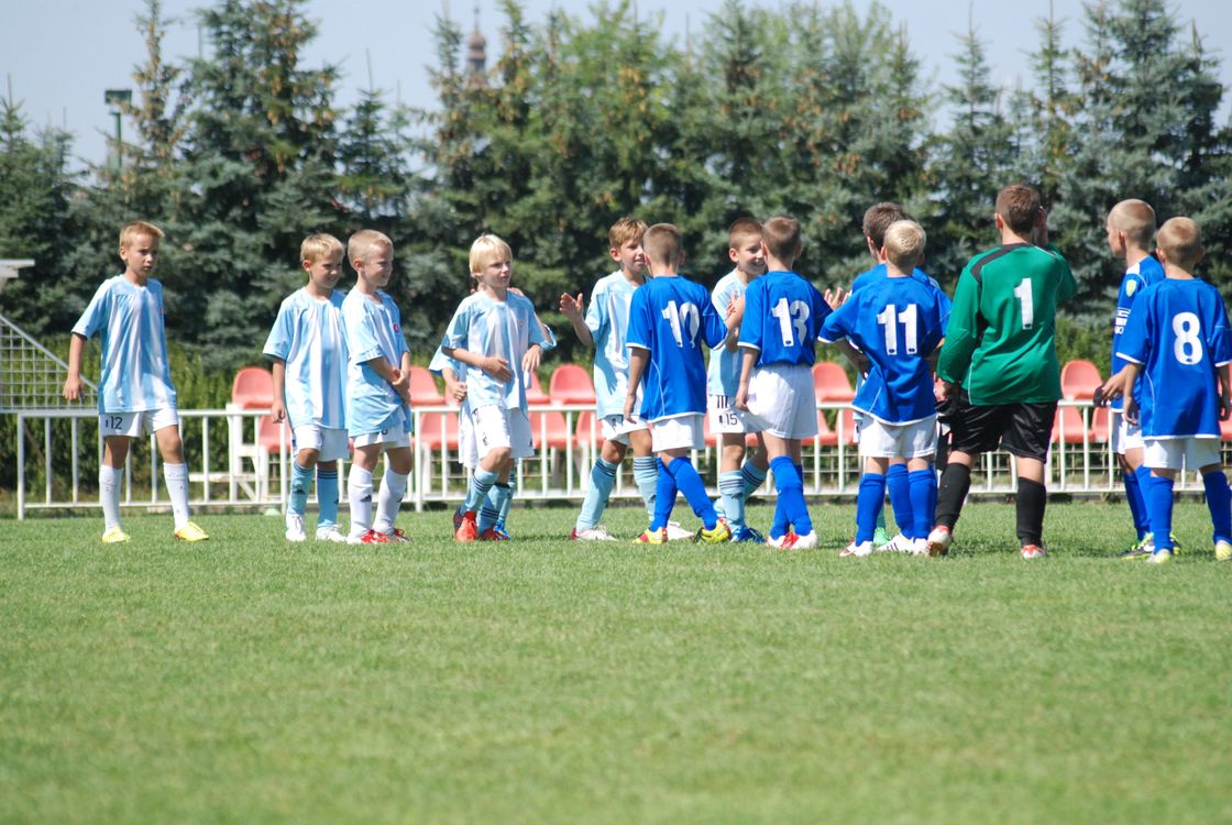 futbolda yedek kalan çocuk